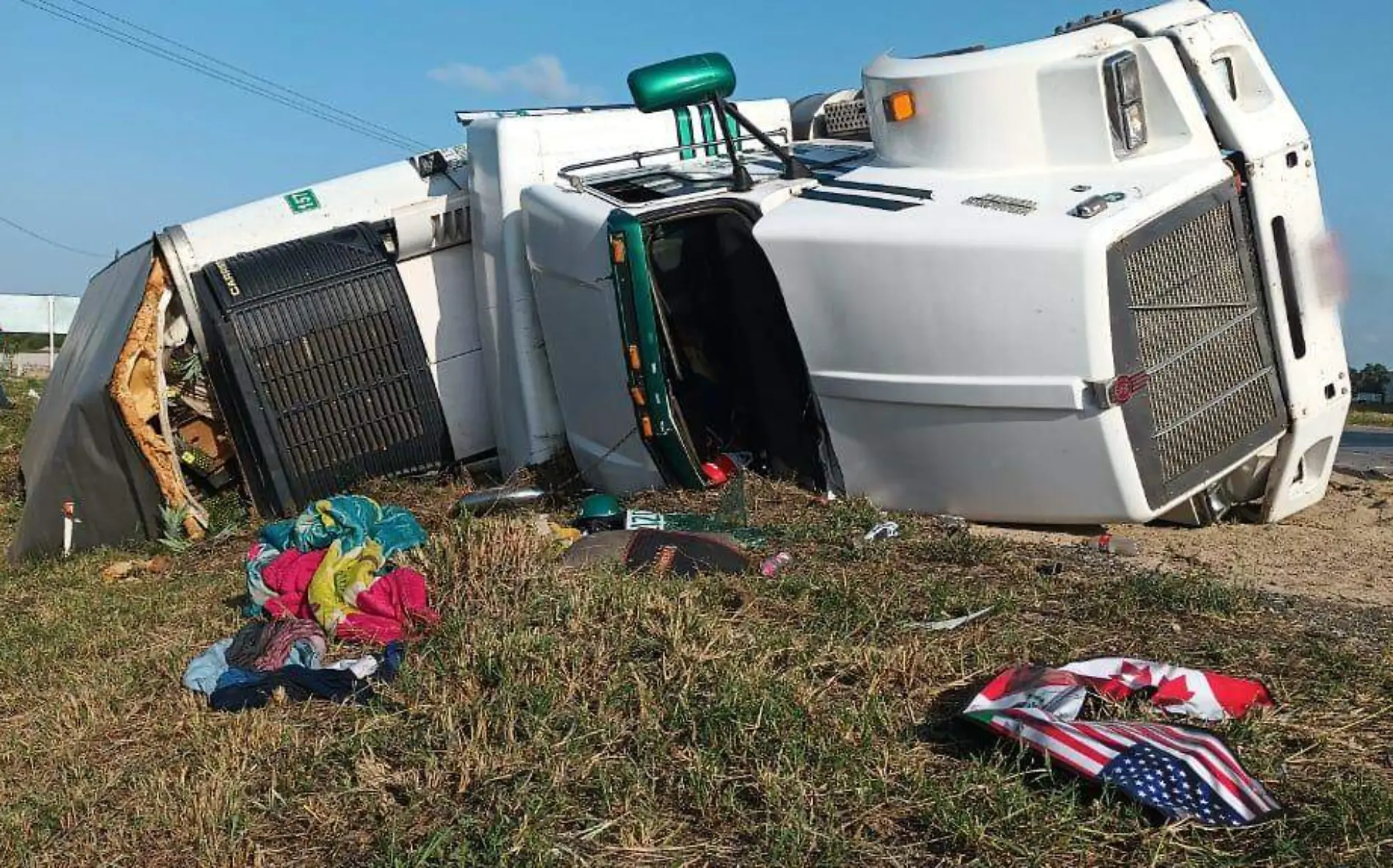 Con 25 toneladas de piñas, tráiler se vuelca en Altamira Miguel Díaz